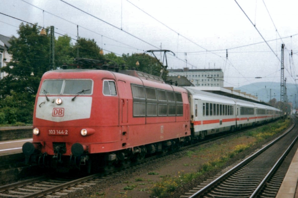 IC mit 103 144 h�lt in Koblenz Hbf am 2 Oktober 2002