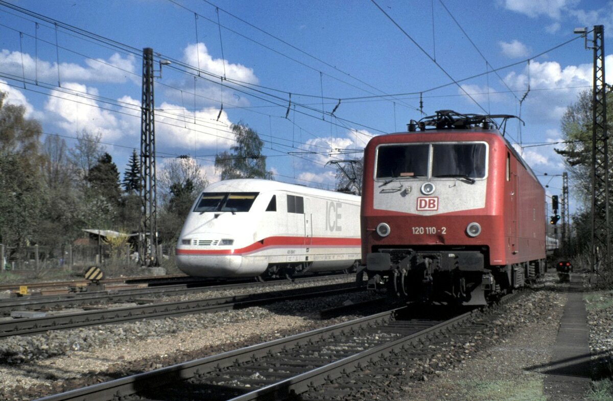 ICE 1 und 120 110-2 in Ulm am 23.04.1999.