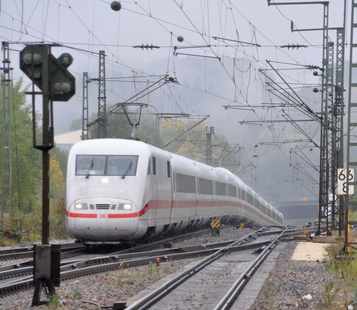 ICE 1 in Amstetten am 25.09.2010. Am Ende des Bahnsteig 1 in Amstetten kann man mit einem Teleobjektiv den Gef�lleknick am ICE gut sichtbar machen.
