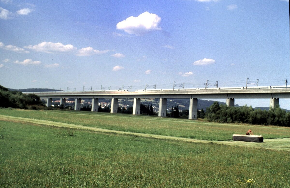 ICE 1 Begegnung auf der Talbr�cke bei Niederaula am 31.07.1999.