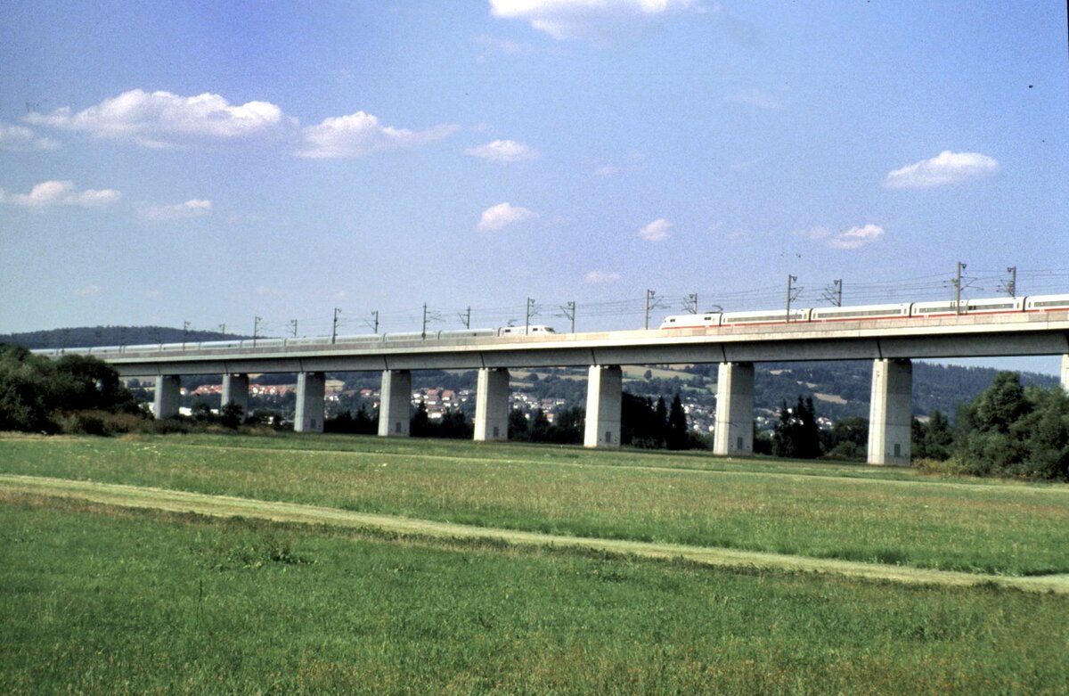 ICE 1 Begegnung auf der Talbr�cke bei Niederaula am 31.07.1999.