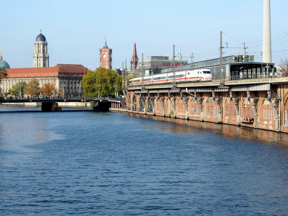 ICE 1 bei der Jannowitzbrücke in Berlin am 23.10.2019.