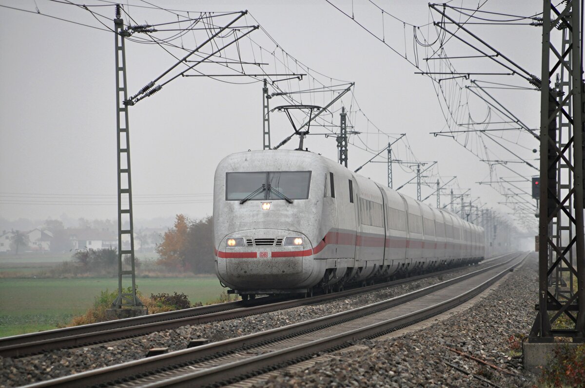 ICE 1 im Dunst bei Neu-Ulm Pfuhl am 04.11.2011.