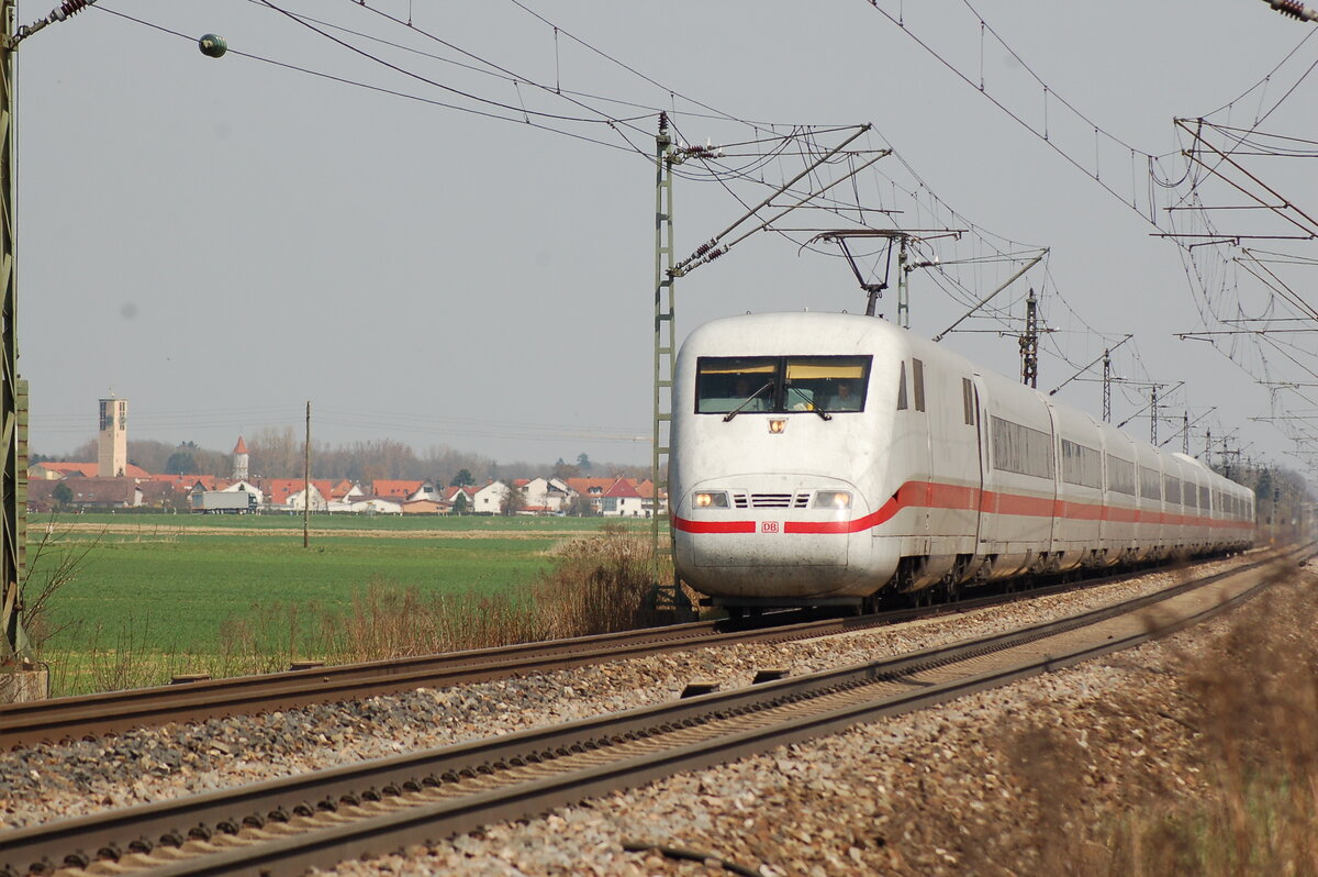 ICE 1 in Neu-Ulm Pfuhl in Richtung München am 09.04.2009.