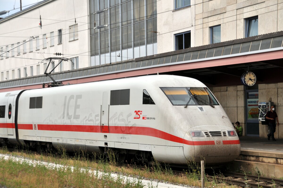 ICE 1 Nr. 401 577-2 in Ulm Hbf am 30.06.2022. Die Beschriftung auf den Triebköpfen ist:  25 Jahre ICE in Kooperation mit SBB CFF FFS .