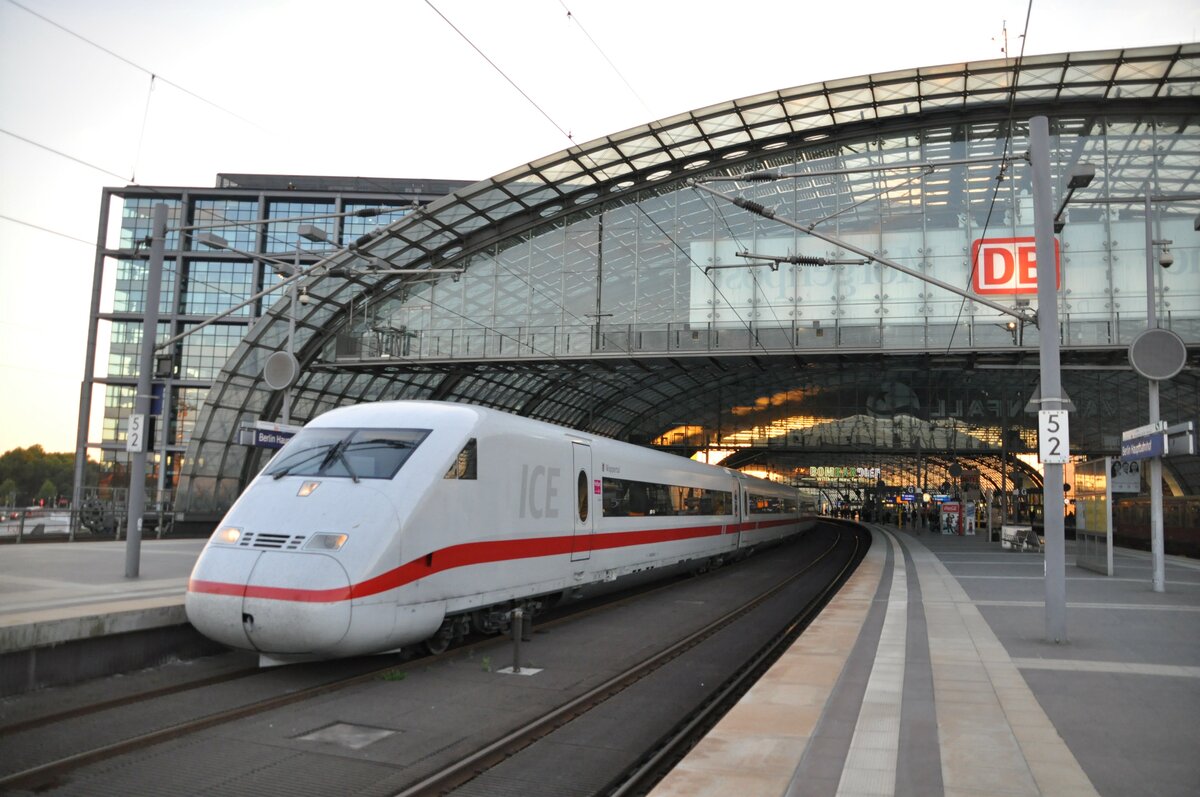 ICE 2 mit Namen  Wuppertal  im Hbf Berlin am 30.09.2013.