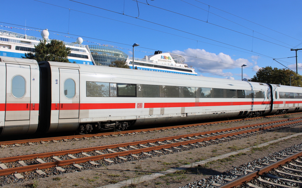 ICE 2 Mittelwagen 93 80 5 806 618-5 D-DB stand am 05.10.2024 in Warnemünde.