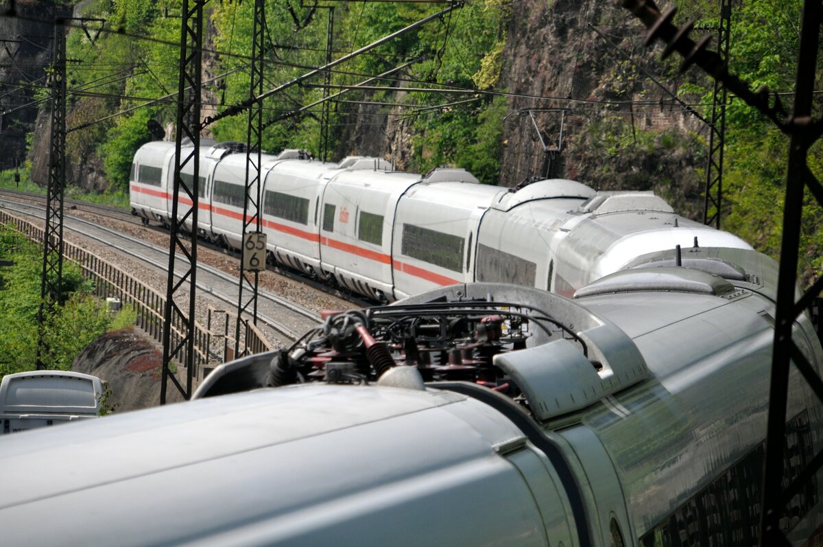 ICE 3 auf der Geislinger Steige, ein  Nachschuß , über die Dächer der Wagen fotogrfiert am 06.05.2011.