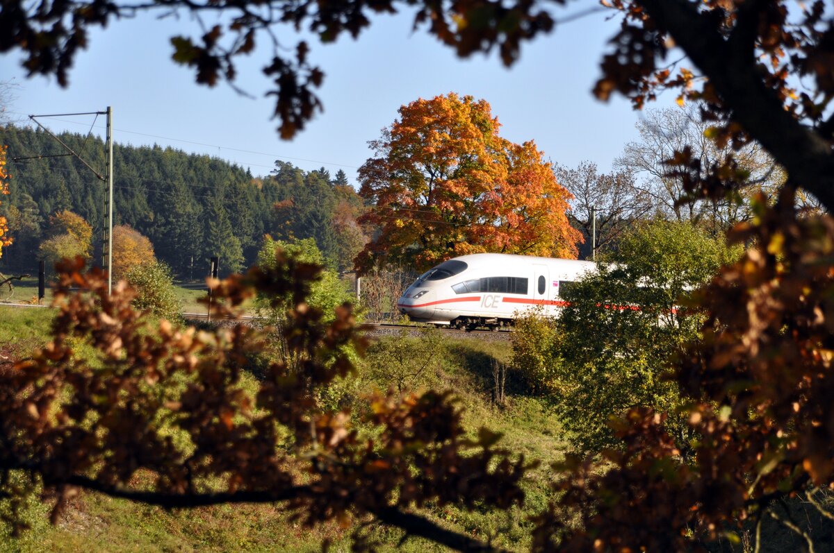 ICE 3 bei Urspring am 12.10.2010. Die beiden Bäume beim Triebzugkopf sind vor ca. 3 Jahren der Säge zum Opfer gefallen. 