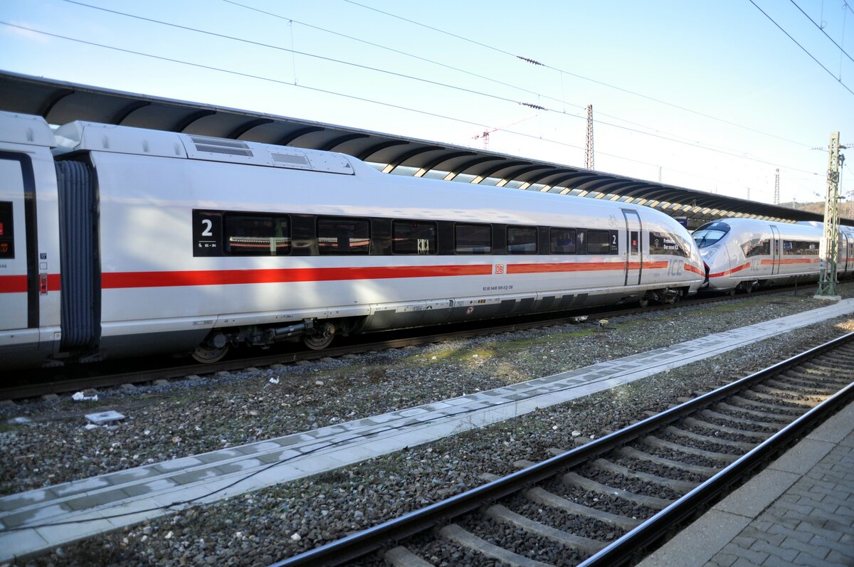 ICE 3 neo Velaro MS Tz 8008 und 8009; 93 80 5 408 509-8 D-DB in Ulm am 07.01.2023.  Ich hätte diesem ICE keine Aufmerksamkeit gewidmet, wenn es nicht auf dem Fenster gestanden hätte -Ich bin neu.