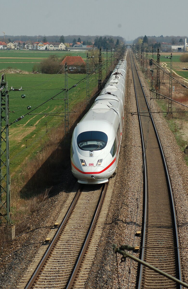 ICE 3 in Neu-Ulm Pfuhl am 09.04.2009; diesmal ohne Nebel/Dunst.