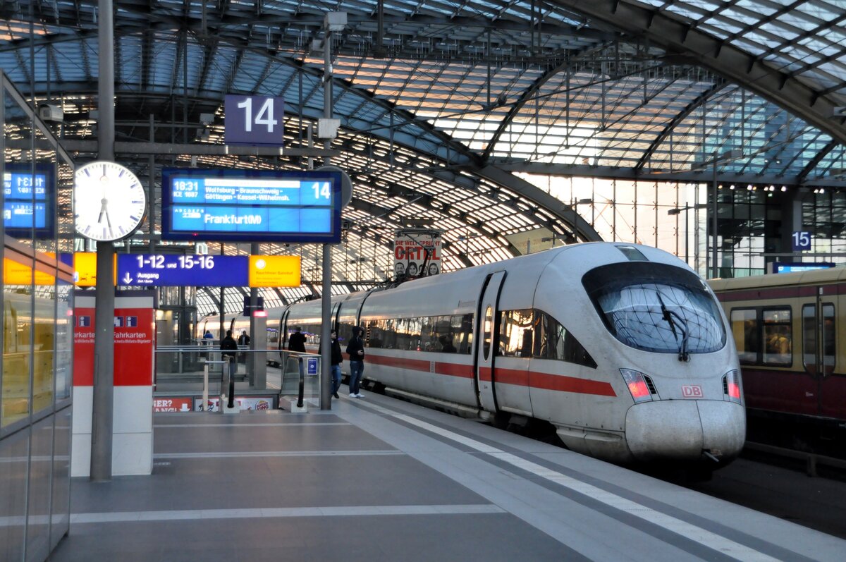 ICE 3 Nr.406 im Hbf Berlin am 30.09.2013.