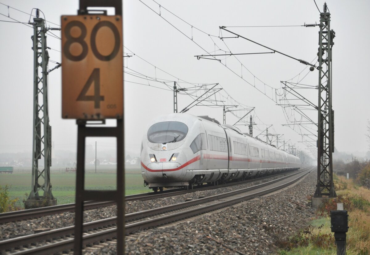 ICE 3in Neu-Ulm Pfuhl im Dunst am 04.11.2011.