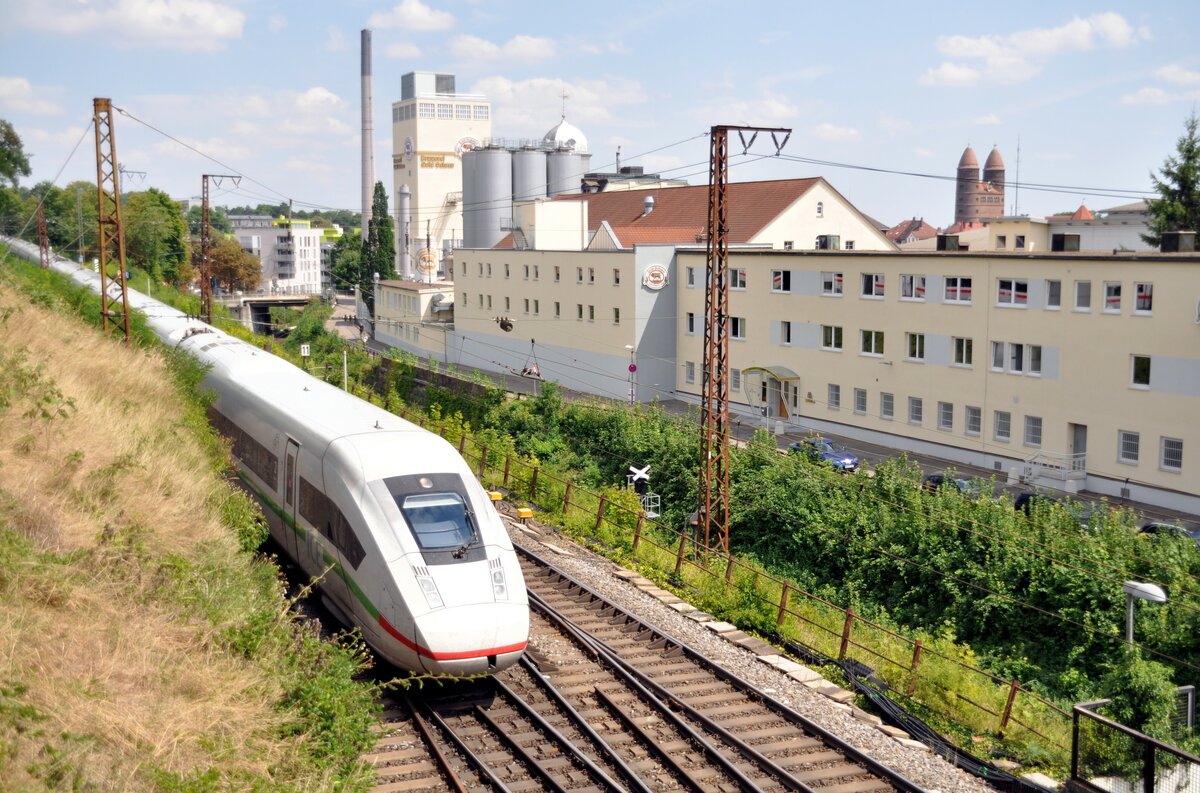 ICE 4 in der Einfahrt von Ulm bei der Goldochsen-Brauerei am 28.07.2022.