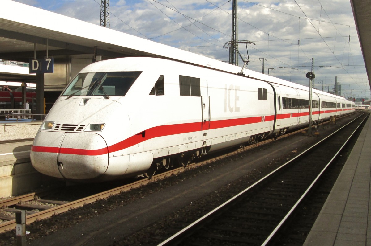 ICE 402 030 h�lt am 15 September 2015 in N�rnberg Hbf.