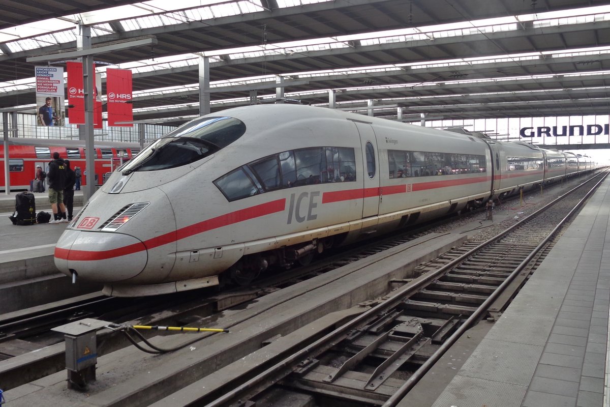 ICE 403 522 macht 'Dampf' in Münchner Hbf am 24 September 2018.