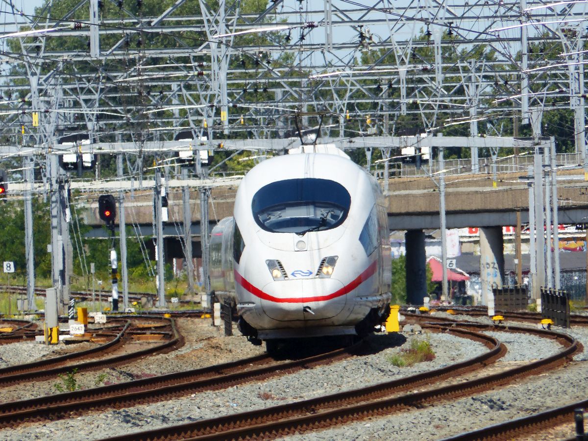 ICE NS treinstel 4653 binnenkomst Utrecht CS 06-08-2020.

ICE NS Triebzug 4653 Ankunft Utrecht Centraal Station 06-08-2020.