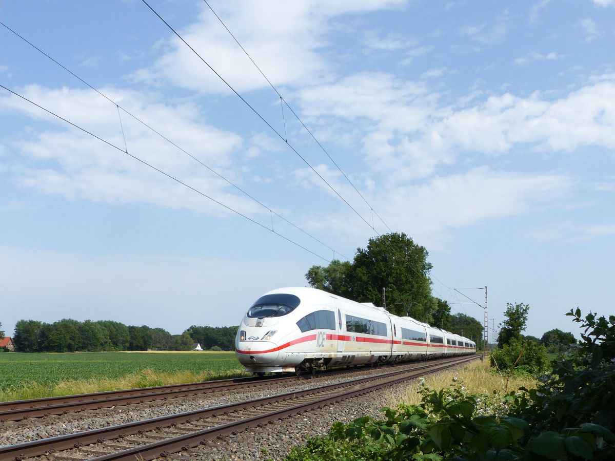 ICE NS Triebzug 4653 Wasserstrasse, Hamminkeln, NRW Deutschland 18-06-2021.

ICE NS treinstel 4653 Wasserstrasse, Hamminkeln Duitsland 18-06-2021.