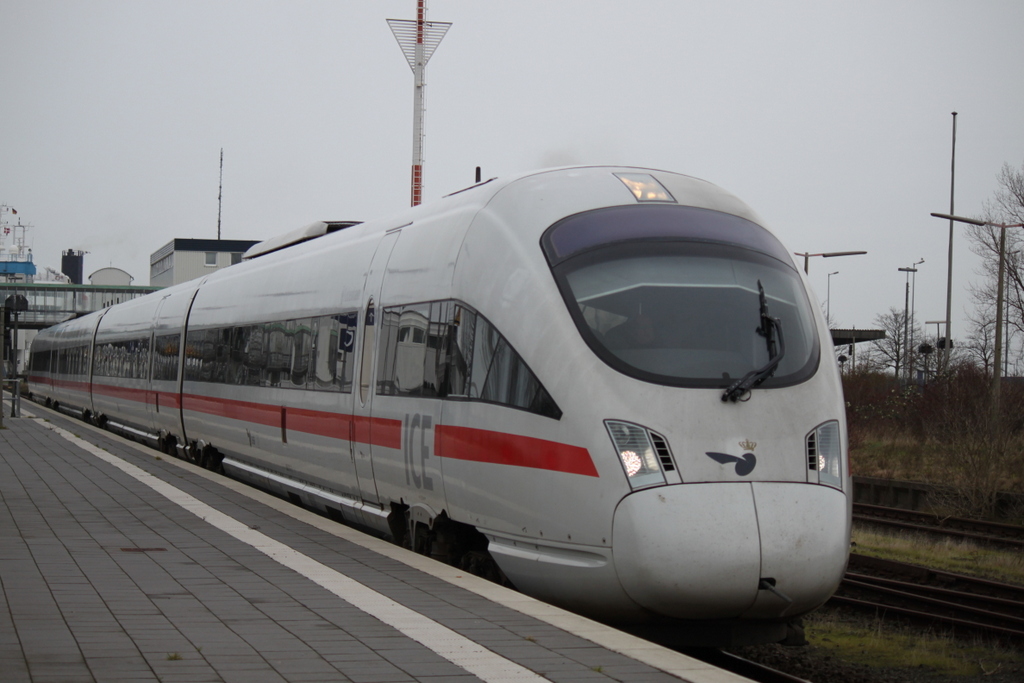 ICE-TD 605 017-2 Kbenhavn als ICE 36 von sterport nach Hamburg Hbf bei der Ausfahrt im Bahnhof Puttgarden am 21.12.2014 um 12:45 Uhr.