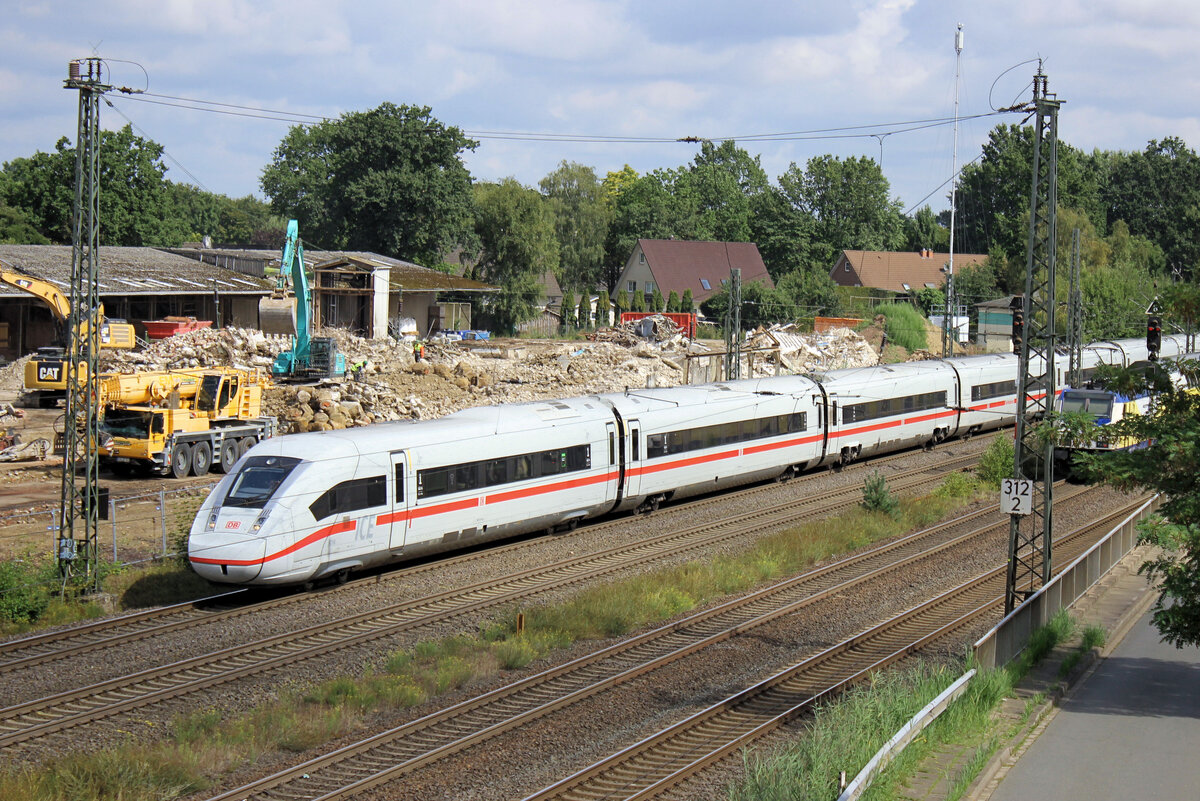ICE Tz 9014 rauscht am 21.08.2026 durch Tostedt. Im Hintergrund stand mal der markante Getreidesilo der Stader Saatzucht! Ein Haufen Schutt ist noch zu beseitigen.