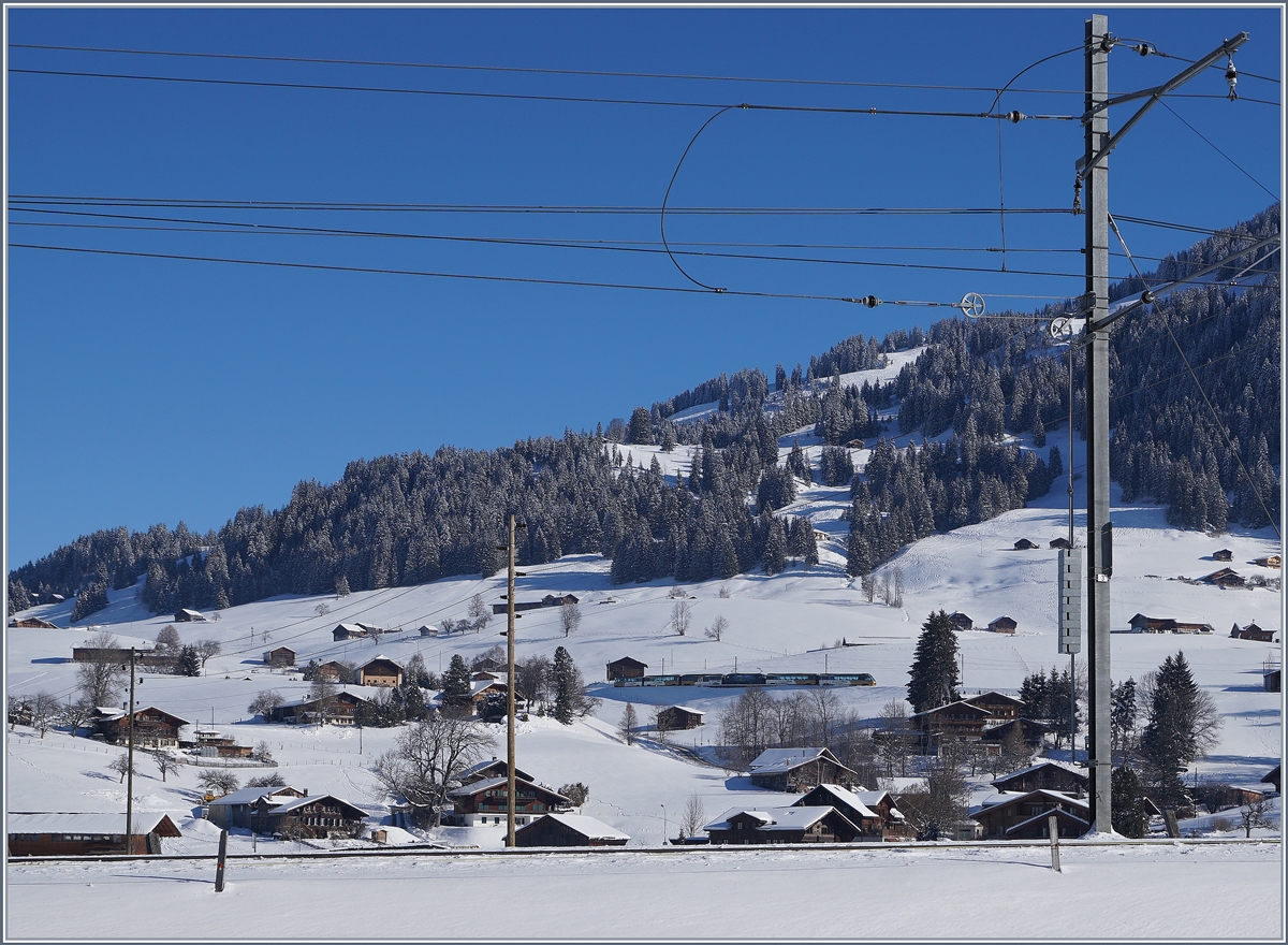 Ich stehe an der Strecke Saanen Gstaad, während weit im Hintergrund sich ein MOB Panoramic Express von Zweisummen Gstaad nähert. 

19. Jan 2017
