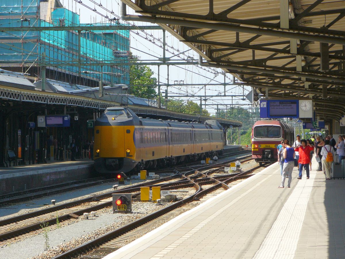 ICM-IV TW 4224 und NMBS MS86 TW 944 in Roosendaal, Niederlande 18-07-2013.

ICM-IV treinstel 4224 op spoor 1 en NMBS MS 86 treinstel 944 op spoor 3 in Roosendaal 18-07-2013.