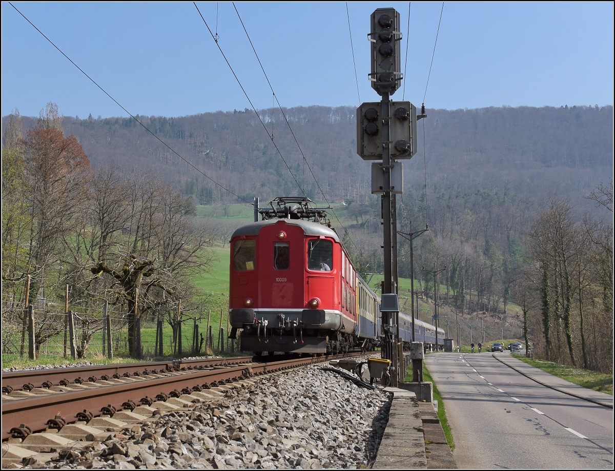 IGE-Abschiedsfahrt vom  Blauen Fernschnellzug . 

Der Schnellzug kurz vor dem Angensteintunnel, da ich in Delsberg überrascht feststellte, nicht die Lok wendete Richtung Basel, sondern der Zug, kam nur die Südseite in Frage. Re 4/4 I 10009 fuhr voraus. Aesch, März 2019.