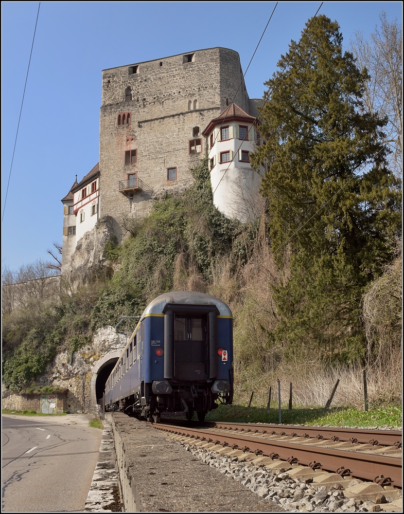 IGE-Abschiedsfahrt vom  Blauen Fernschnellzug . 

Ziemlich überrascht musste ich feststellen, da fehlt doch was, denn am Ende des Zuges sollte 01 202 hängen. So verschwindet hier nicht 01 202 unter Angenstein, sondern der blaue Fernschnellzug entschwindet in der Schweiz. 01 202 hatte wohl irgendwo zwischen den letzten Fotos bei Delsberg und hier am Schloss Angenstein einen Schaden erlitten und konnte mit dem Zug nicht mehr weiterfahren. Aesch, März 2019.