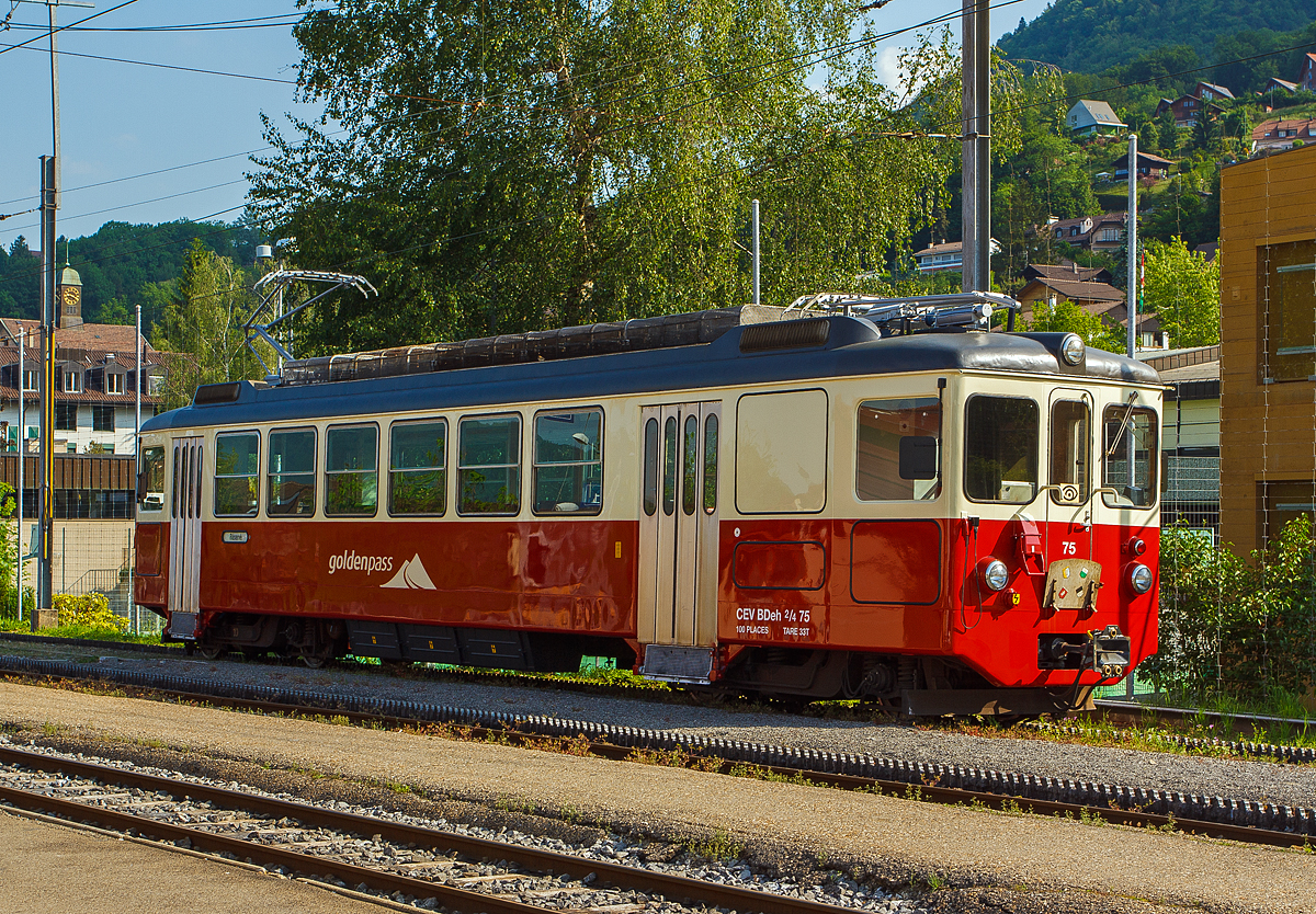 
Ihn gibt es leider auch schon nicht mehr .....
Der Gepäcktriebwagen CEV BDeh 2/4 Nr. 75 der MVR (Transports Montreux–Vevey–Riviera), ex CEV (Chemins de fer électriques Veveysans) war am 27.05.2012 in Blonay abgestellt. 

Leider ist recht wenig im Netz über diese Triebwagenserie zu finden, etwas konnte ich aber zusammentragen. Die Triebwagen für den gemischten Einsatz auf Adhäsions- und Zahnradstrecken ausgerüstet. Es wurden 1970 eine Serie von 4 Stück  (Triebwagen 71 bis 74) von SWP (Schindler Waggon Pratteln) gebaut, die elektrische Ausrüstung lieferte SAAS (Société Anonyme des Ateliers de Sécheron) und die Motoren kamen von BBC. Im Jahr 1983 wurde ein fünfter (dieser Nr. 75) auch von SWP, SAAS, BBC gebaut. 

Der Triebwagen 71 wurde 1999 (als Beh2/4 71) zusammen mit dem Steuerwagen Bt 224 zum „Train des Etoiles“ umgebaut. Der Triebwagen 72 wurde 2002 zum Beh2/4 72 „Astro Pléiades“ umgebaut. Die Triebwagen 73 und 74 wurden 2017 abgebrochen (verschrottet) und der Triebwagen 75 folgte leider auch im Mai 2018. Und so sind sie auch leider verschwunden.

Die Triebwagen hatten beidseitig einen geschlossenen Führerstand, an den talseitig die Einstiegsplattform anschloss. An den bergseitigen Führerstand schloss das Gepäckabteil an, dann folgte die Einstiegsplattform. Der bergseitige Führerstand hat eine Stirnwandtüre, die dem Personal einen Wechsel in den Vorstellwagen erlaubte. Die Triebwagen hatten nur ein 2. Klasse Abteil mit 48 Sitzplätzen und 52 Stehplätze.

TECHNISCHE DATEN:
Baujahre: 1970 (71-74) und 1983 (75)
Spurweite: 1.000 mm (Schmalspur)
Achsfolge:	(1 Az) (1 Az)
Zahnstangensystem: Strub
Länge über Puffer: 17.600 mm
Gewicht : 32.8 t
Höchstgeschwindigkeit :50 km/h (Adhäsion) / 22 km/h (Zahnrad)
Fahrleitungsspannung: 850 V DC (Gleichstrom)
