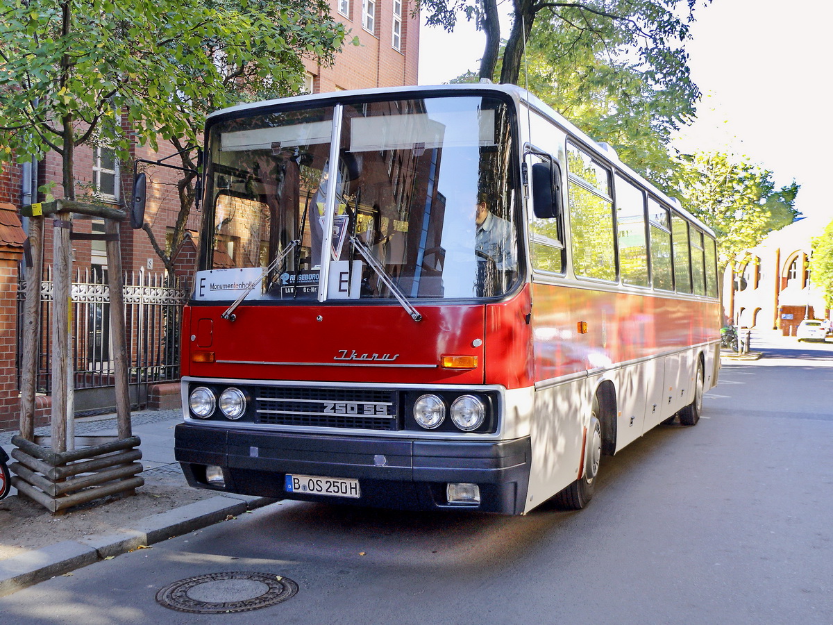 Ikarus 250.59 am 30. September 2018. vor dem Deutschen Technikmuseum im Zubringerverkehr zwischen dem Deutschen Technikmuseum (Berlin Trebbiner Straße) und der Monumentenhalle.