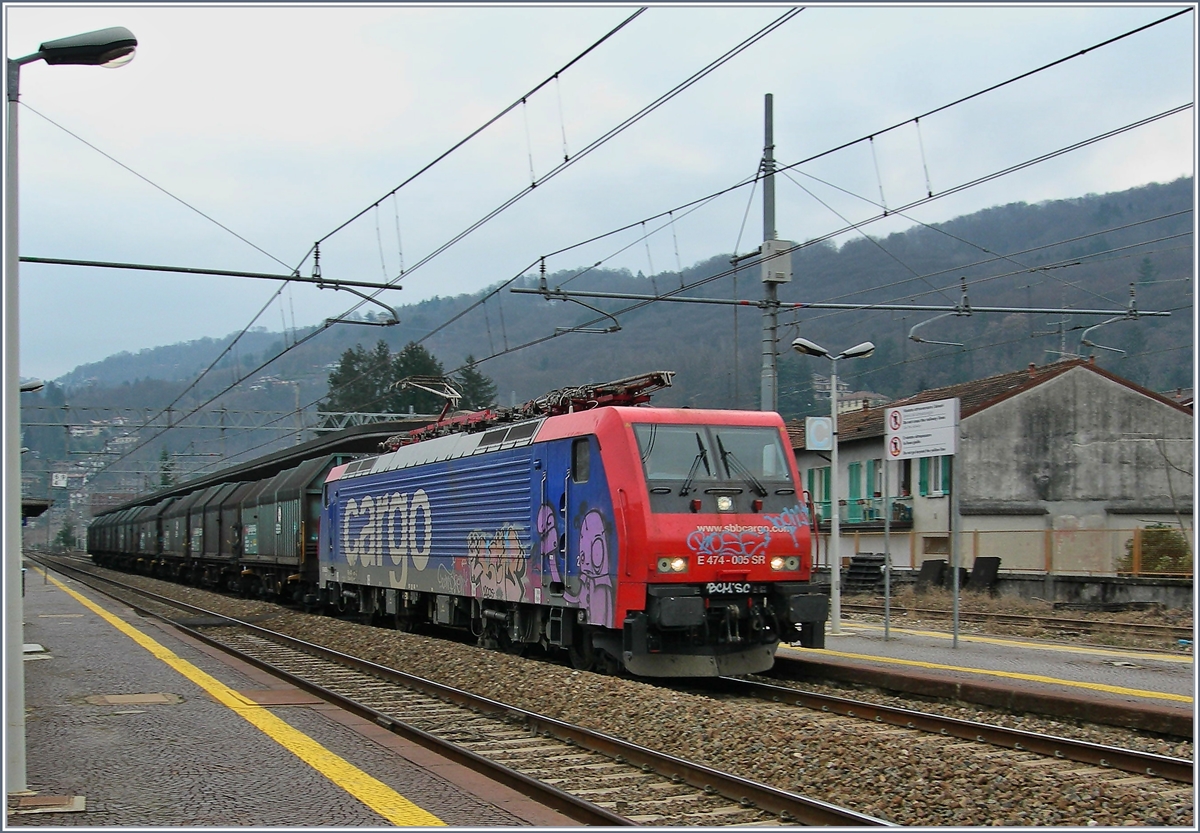 Im Archiv gefunden: die SBB Re 474 005 fährt mit einem Güterzug durch den Bahnhof von Stresa. Das Bild stammt aus der Anfangszeit meiner Digitalfotografie und ist deshalb trotz Bearbeitung Qualitativ nicht auf dem Stand heutiger Bilder.
6. Feb. 2007