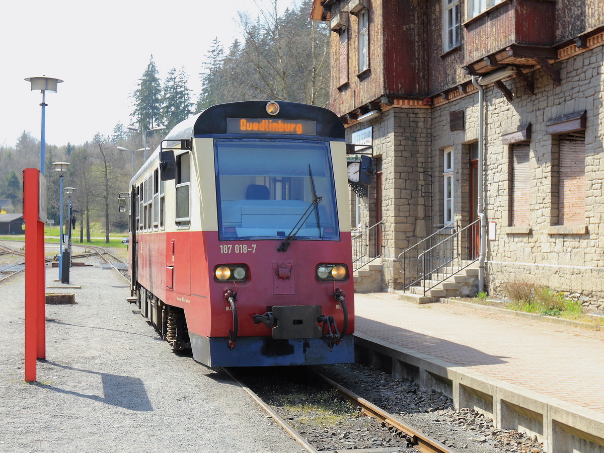 Im Bahnhof Alexisbad steht  187 018-7 zur Weiterfahrt nach Quedlinburg am 24. April 2015 bereit.