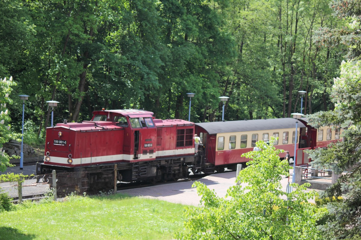 Im Bahnhof Alexisbad steht am 25. Mai 2014 199 861-6 (HSB 8962) zur Weiterfahrt nach Gernrode.