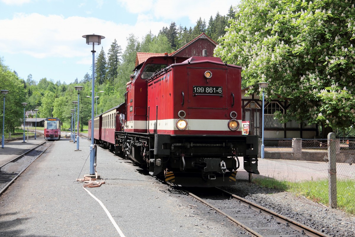 Im Bahnhof Alexisbad steht am 25. Mai 2014 zur Abfahrt bereit 199 861-6 mit dem HSB 8962 nach Gernrode.