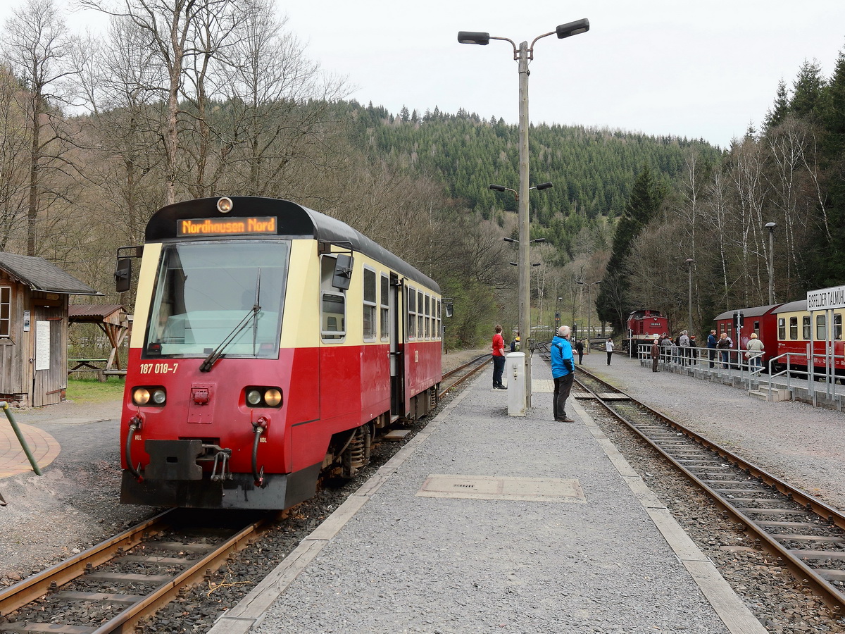 Im Bahnhof Eisfelder Talm�hle steht am 24. April 2015 187 018-7 als HSB 8970 zur Weiterfahrt nach Nordhausen bereit. Im Hintergrund rangiert 199 874-9. 