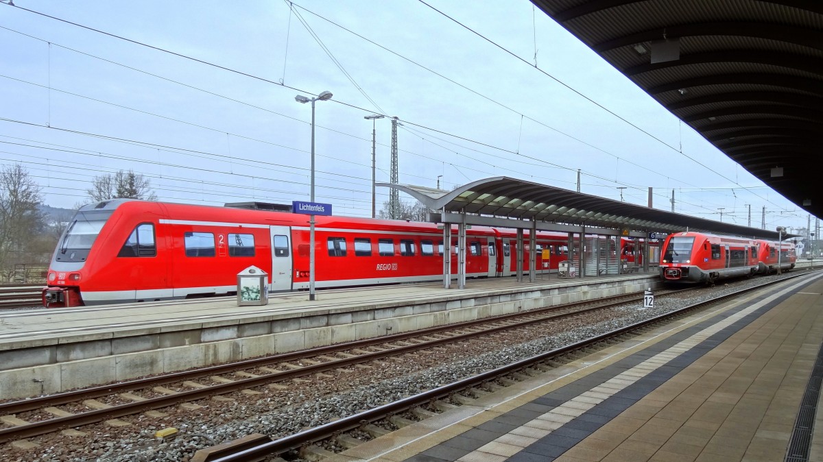 Im Bahnhof Lichtenfels steht Gleis 7 der RE nach Hof/Bayreuth in Gestalt der BR 612 bereit, am Gleis 6 fährt soeben ein 641-Doppel nach Bamberg los.
Aufgenommen im Februar 2014.