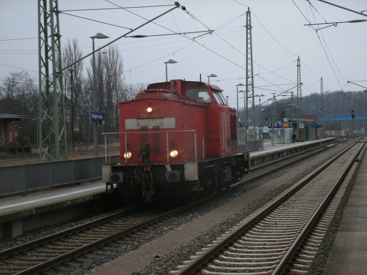 Im Blockabschnitt hinter dem 45503 Mukran-Seddin kam 298 316,am 21.Februar 2014,durch Bergen/Rügen.