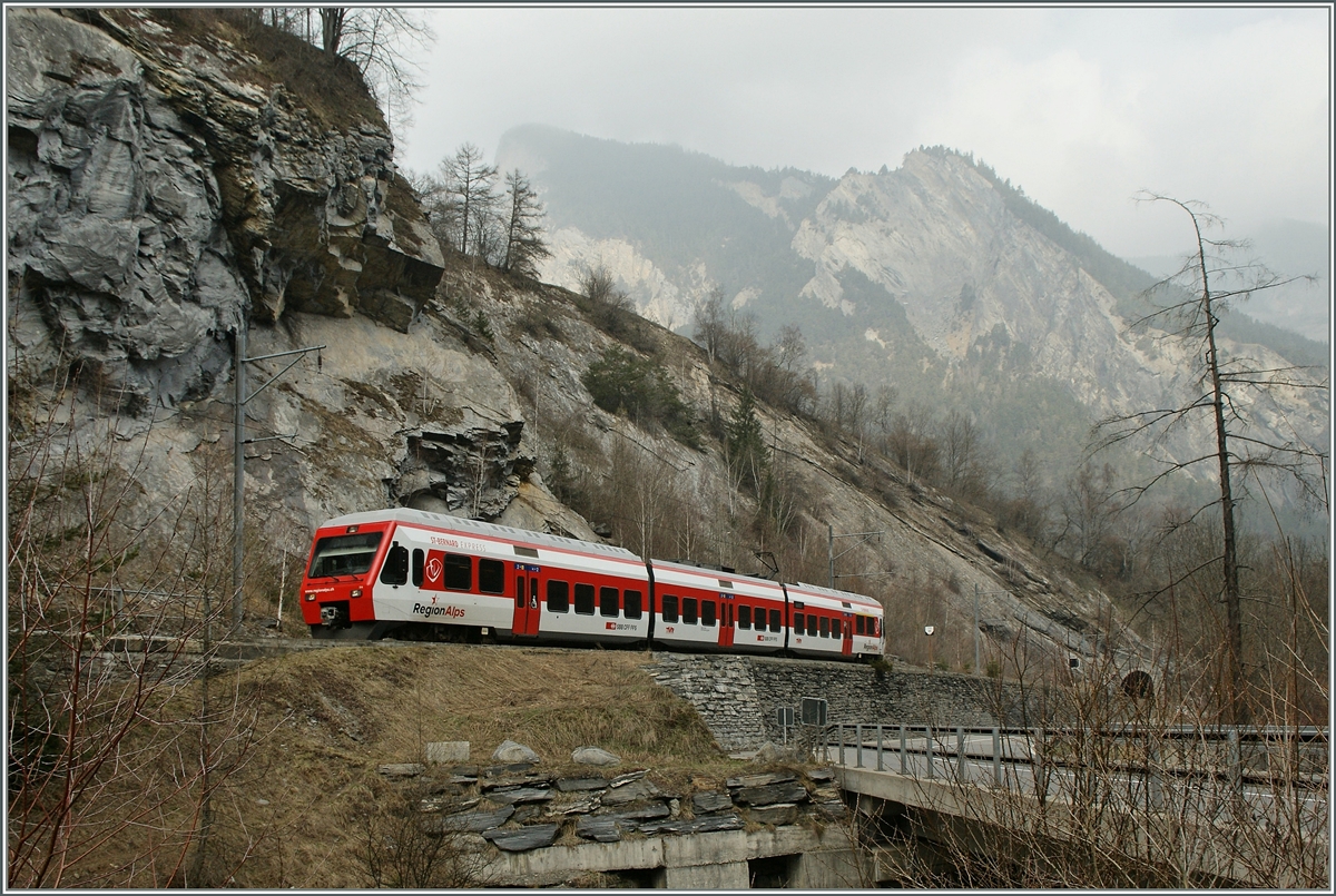 Im engen Tal zwischen Orsi�re und Sembrancher ist ein TMR RABe 527 in der neuen Region-Alpes Farbgebung unterwegs.
7. April 2013