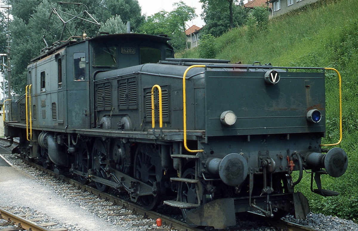 im Fr�hjahr 1979 legt Ce 6/8 II 14282 eine Pause zwischen den Rangierarbeiten in Winterthur ein