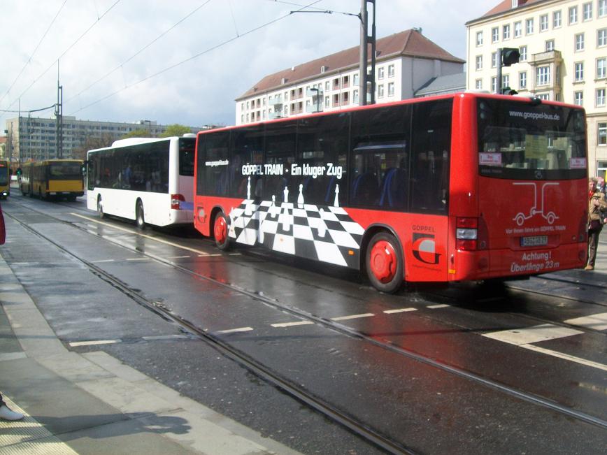 Im Jahr 2010 teste die DVB einen Bus mit Anh�nger. Hier verl�sst er gerade die Haltestelle Prager Stra�e.