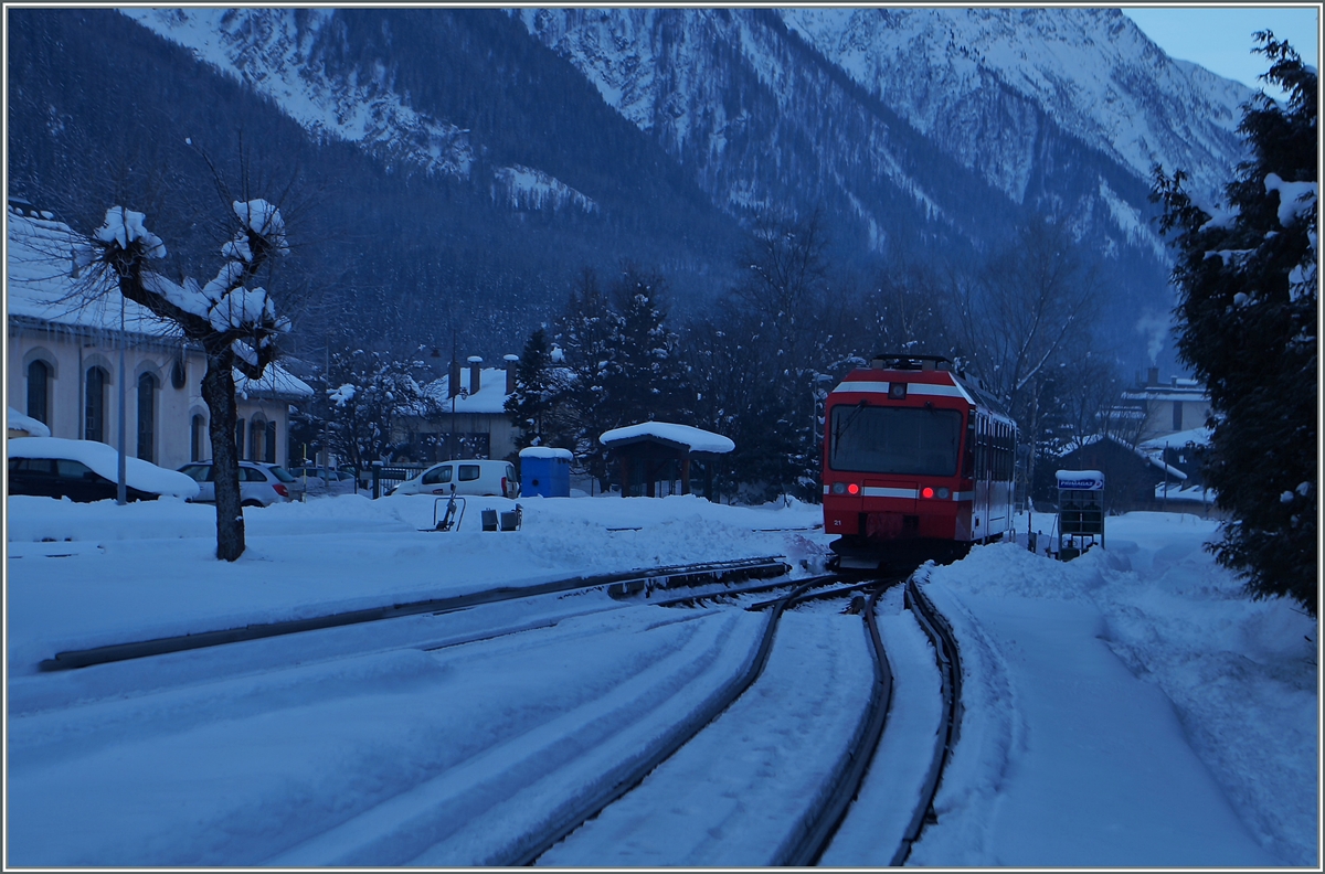 Im kalten, schattigen Tal verlässt der TER 18908 Chamonix Richtung St-Gervais-Le-Fayet.
10. Feb. 2015