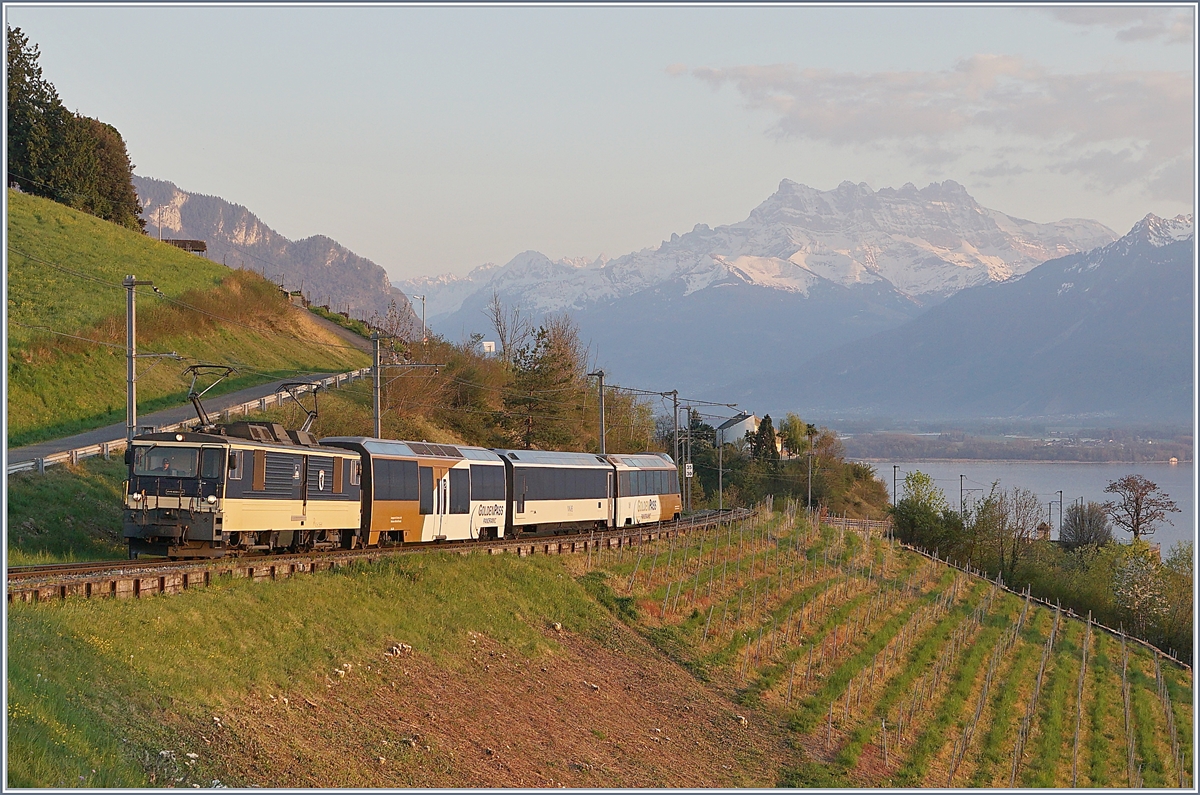 Im letzten Sonnenlicht fährt die MOB GDe 4/4 6004  Interlaken  mit ihrem Panoramic Express bei Planchamp in Richtung Zweisimmen. 

11.04.2020