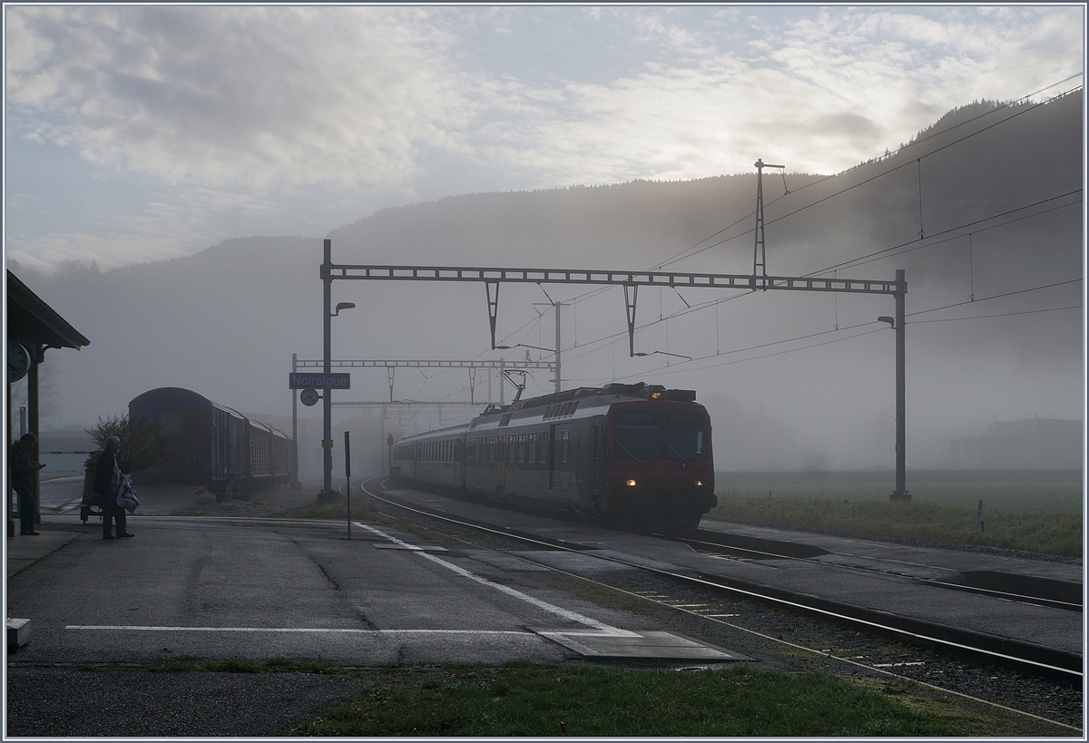 Im Morgennebel ist der SBB NPZ als RE Neuchâtel - Frasne (TGV Anschluss nach Paris) bei Noiraigue unterwegs.

5. Nov. 2019 

