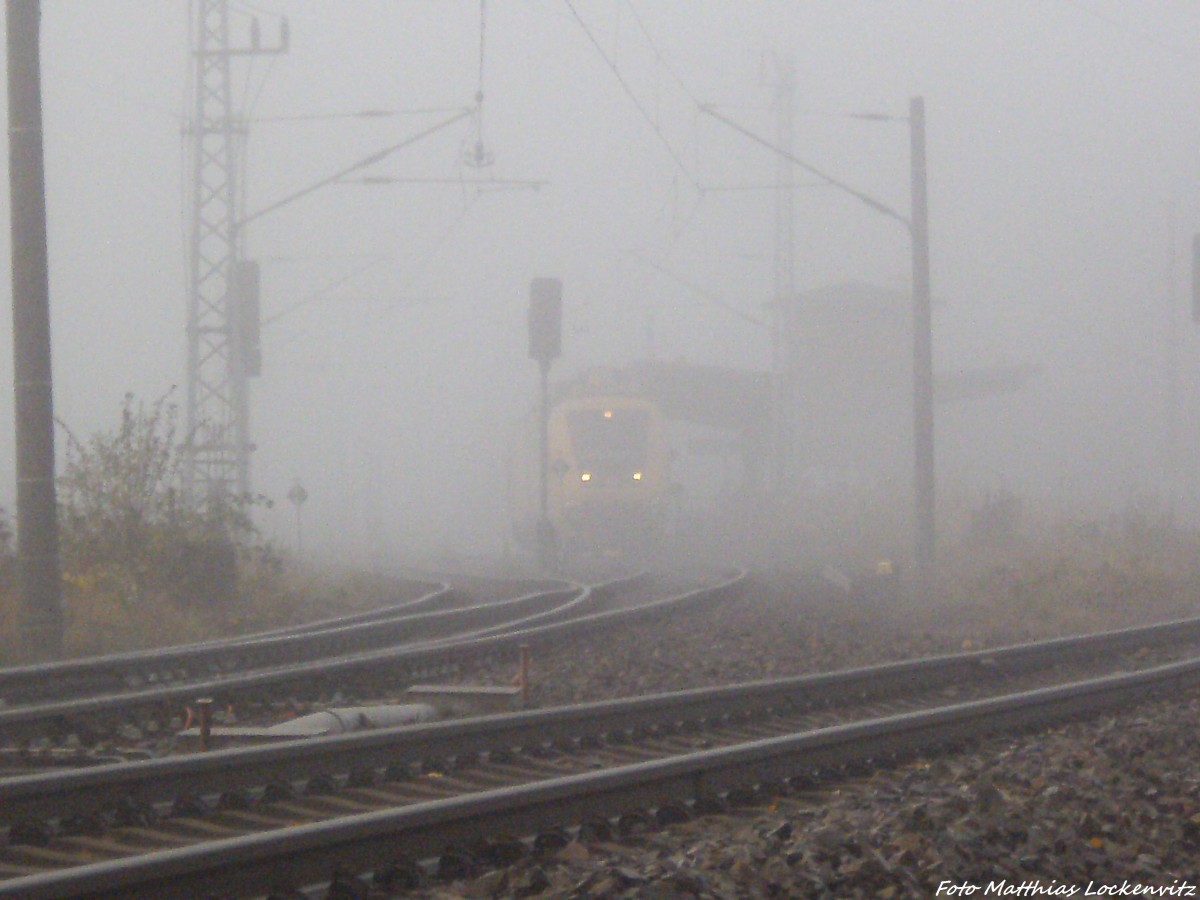 im Nebel sieht man 711 116-4 am Bahnhof Stralsund-R�gendamm Stehen am 14.11.13
