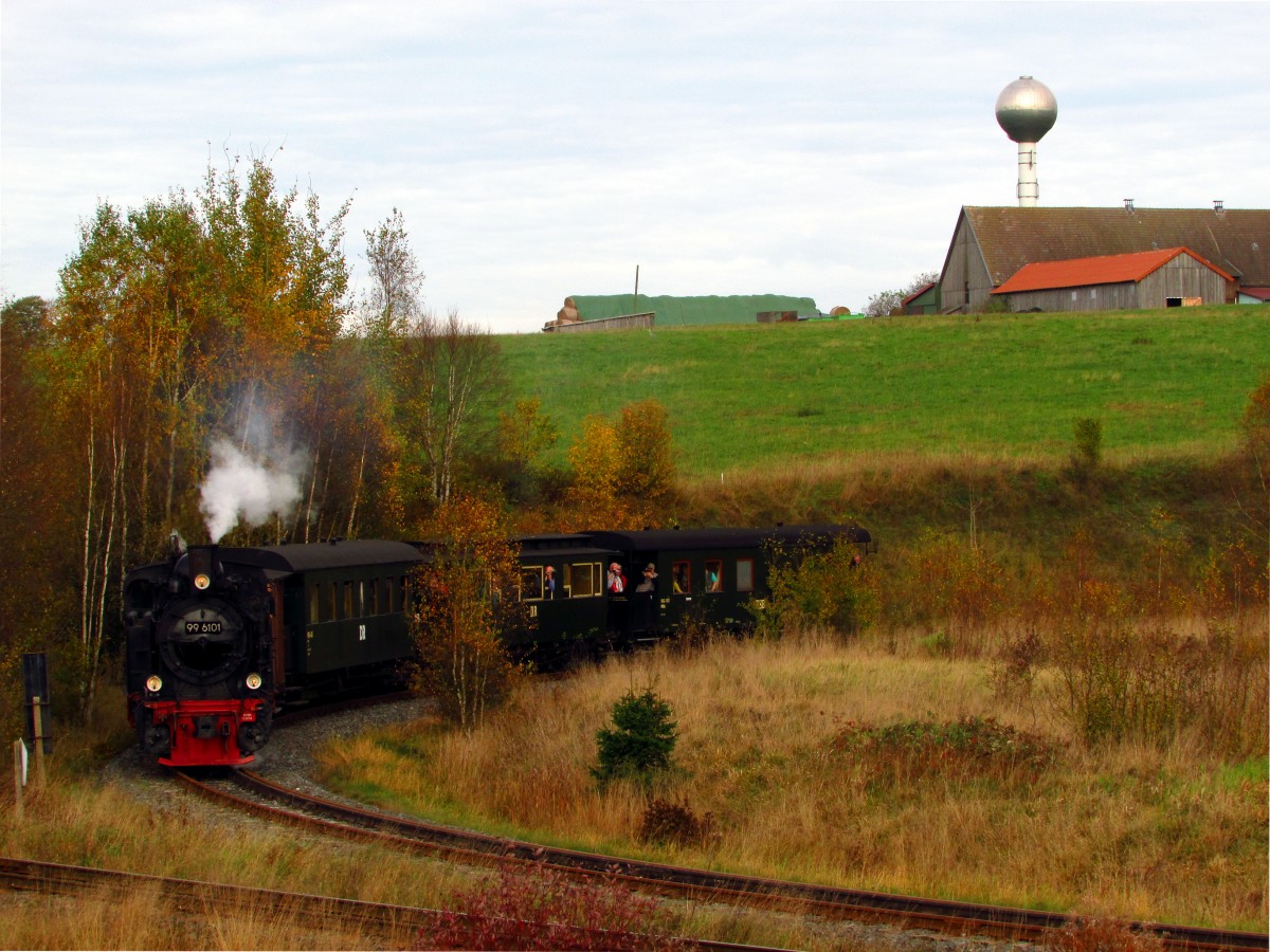 Im Rahmen eines Fotowochenende fuhr am 18.10.14 die 99 6101 mit einem Fotozug von Quedlinburg über Gernrode-Alexisbad-Silberhütte-Stiege nach Hasselfelde und zurück.
Hier durchfährt sie die Wendeschleife in Stiege.