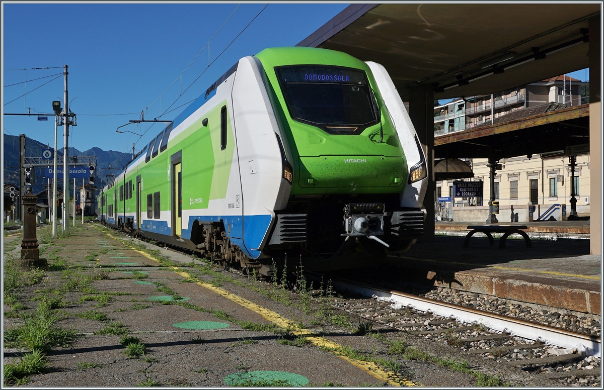 Im Regionalverkehr von Domodossola nach Milano Centrale und Porta Garbibaldi dominieren vermehrt die Hitachi ETR 421  ROCK . Das Bild zeigt den aus Milano eingetroffen Trenord ETR 421 036 (94 83 4421 836-7 I-TN).

25. Juni 2022