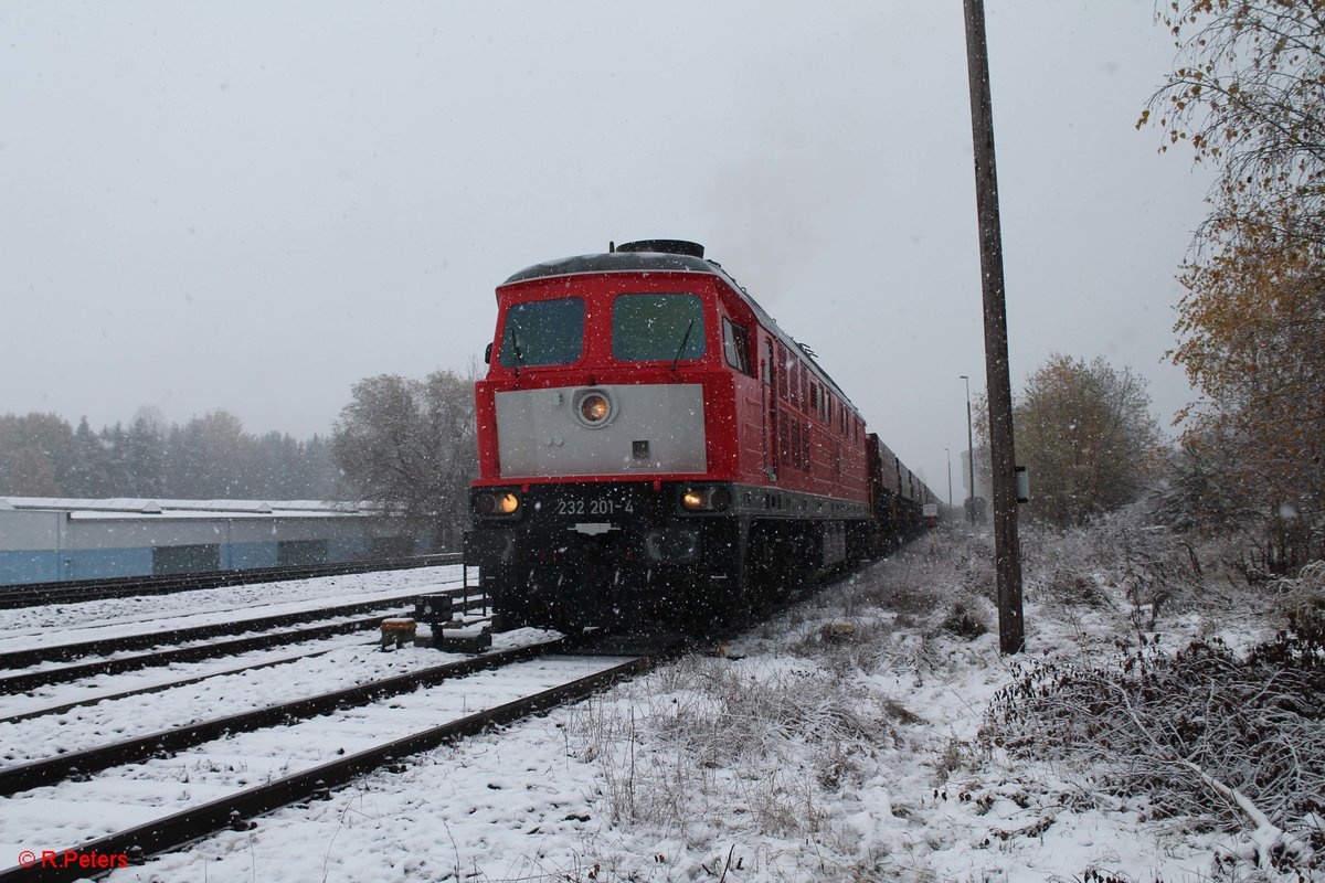 Im Schneegestöber macht sich 232 201-4 in Pechbrunn an die Arbeit um den Schotterzug 62720 nach Nürnberg zu befüllen und zusammen zu rangieren. 11.11.16 Grüße an dieser Stelle auch nochmal an den TF und Wagenmeister/Rangiermeister ;) Sehr freundliches Personal 