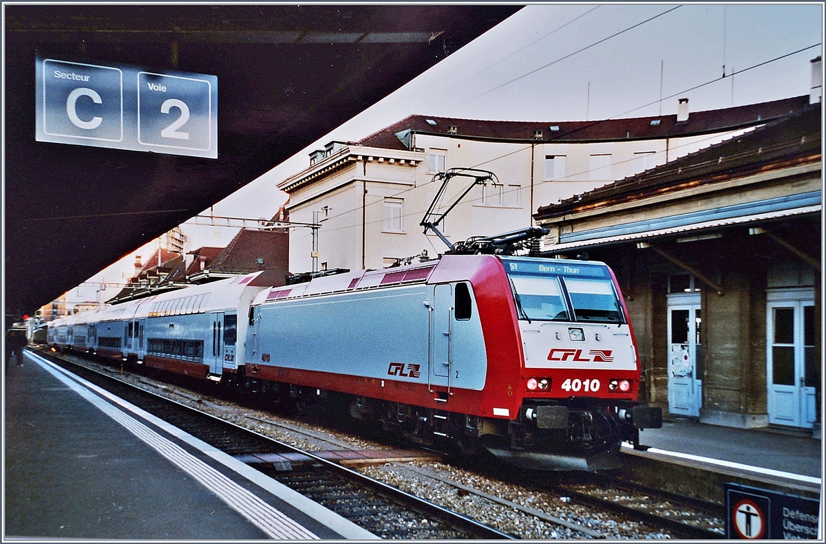 Im Spätherbst 2005 machte die BLS mit CFL Doppelstockzüge im Plandienst praktische Versuche der Doppelstockzüge auf der S1 Thun-Bern Fribourg in deren Folge ja dann die BLS RABe 515 bestellt und auf dieser Strecke in eingesetzt werden. 

Das qualitativ leider wenig überzeugende Bild zeigt die CFL 4010 mit ihrem Doppelstockzug  beim Wenden in Fribourg.

im November 2005