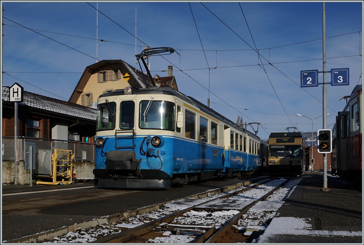 Im Winter verkehrt für die Schülergruppen von Vevey die in Château d'Oex Wintersport in bestimmente Wochen montags bis freitags ein Extrazug. In der Regel übernimmt ein MOB ABDe 8/8 dieser Aufgabe. Hier der ABDE 8/8 2002 in Blonay.
7. März 2016