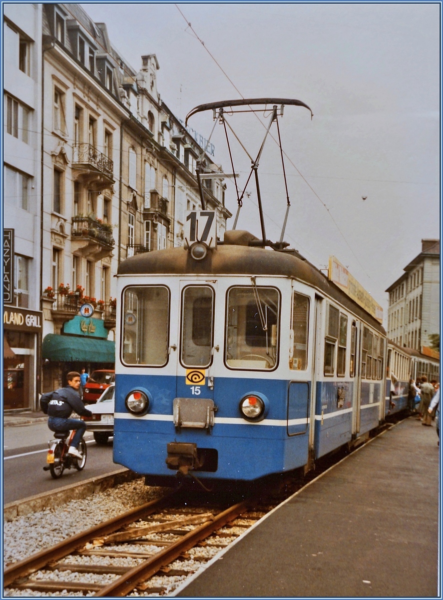 Im Zusammenhang mit der TPC fällt bei Be 4/4 bzw. Bt der AOMC oder ASD oft der Begriff  ex Birsigtalbahn . Ich habe nun in meinem Archiv zwei Bilder gefunden, als die Be 4/4 noch bei der Birsigtalbahn im Einsatz standen: Der Be 4/4 N° 15 wartet in Basel Heuwaage mit seinem Zug auf seine Abfahrt Flüh Mariastein, dort endet der Zug, die Strecke wird für den künftigen BLT Trambetrieb umgebaut.
6. Sept. 1984